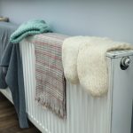 Zbog čega su stručnjaci protiv sušenja veša na radijatoru: Ističu dve opasnosti