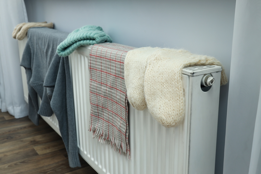 Zbog čega su stručnjaci protiv sušenja veša na radijatoru: Ističu dve opasnosti