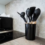 Kuvate sa crnim plastičnim priborom? Stručnjaci otkrivaju kad rizikujete zdravlje