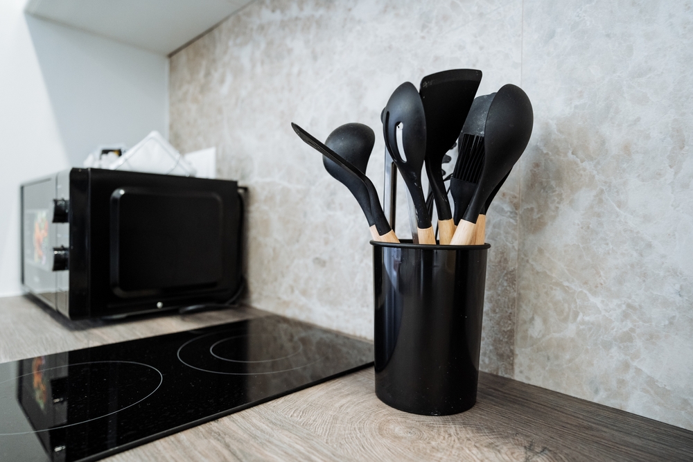 Kuvate sa crnim plastičnim priborom? Stručnjaci otkrivaju kad rizikujete zdravlje