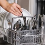 Drška nagore ili nadole? Evo kako se pravilno slaže escajg u mašinu za sudove