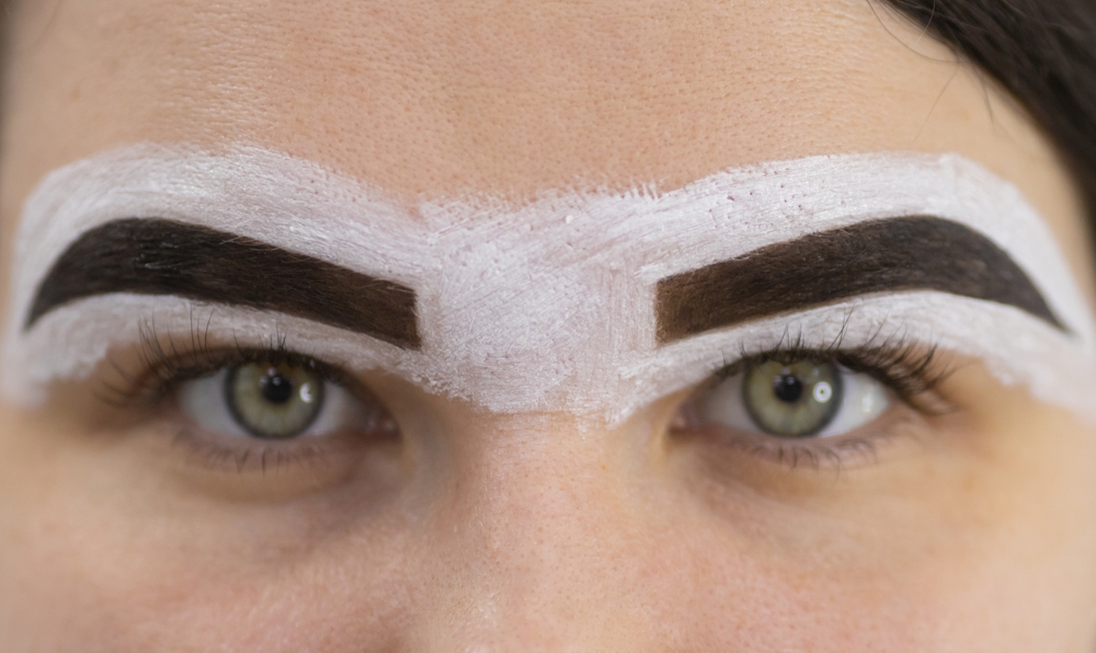 "Hitno mi trebaju 4 obrve": Kozmetičarka objavila najbizarnije prepiske s mušterijama i ljudi ne prestaju da se smeju