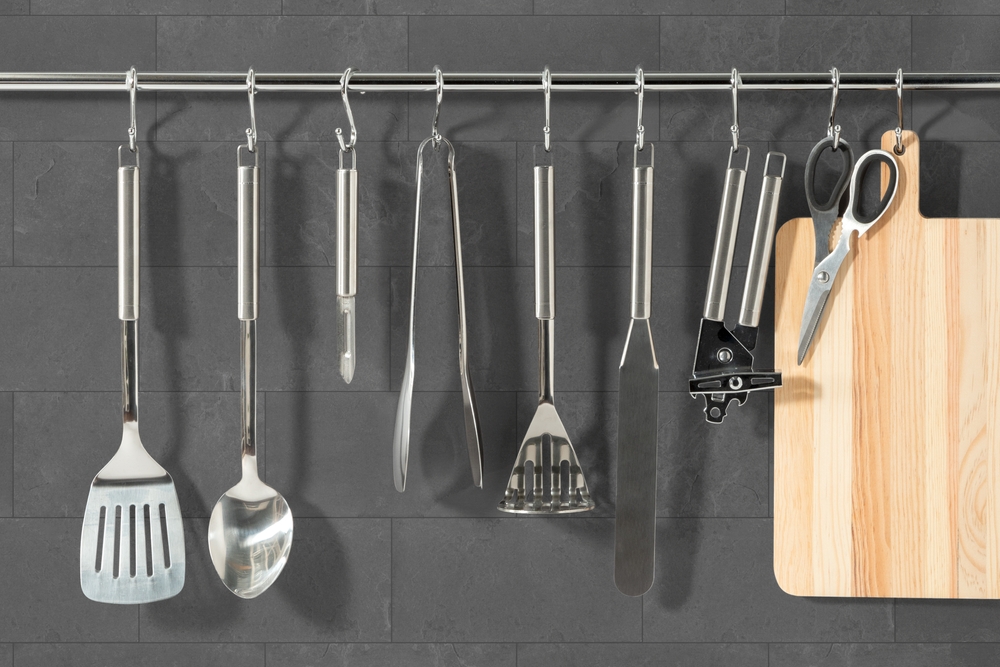 Kuvate sa crnim plastičnim priborom? Stručnjaci otkrivaju kad rizikujete zdravlje