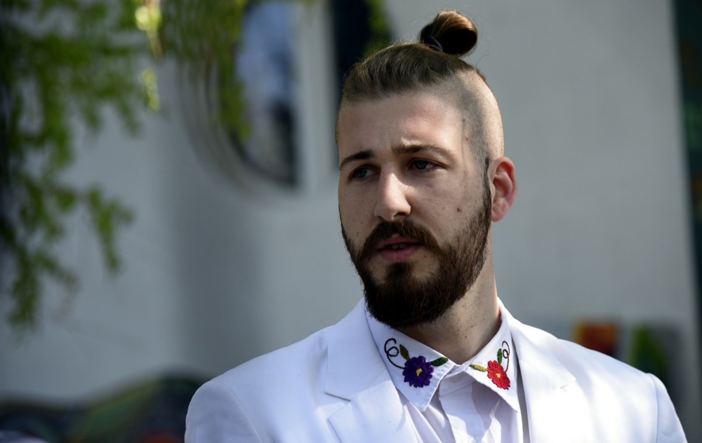 Beli Preletačević se takmiči na PZE 2026: Bivši kandidat za predsednika Srbije zamenio opanke i vunene čarape za mikrofon