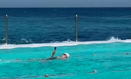 "Našoj vrsti nema pomoći": Snimka žene u bazenu usijao mreže