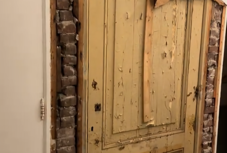 Renovirali su kuću, pa pronašli tajna vrata: Ono što je usledilo, iznenadilo ih je Renovirali su kuću, pa pronašli tajna vrata: Ono što je usledilo, iznenadilo ih je