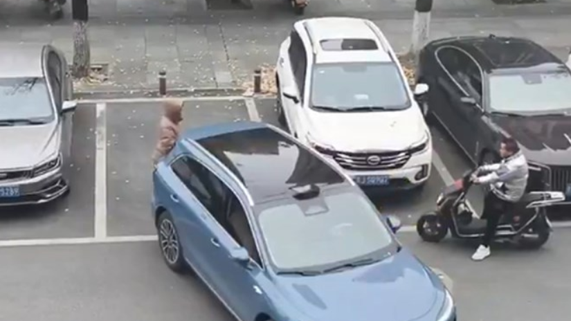 Žena čuvala parking za muža. Vozač je genijalno nadmudrio, pogledajte parking
