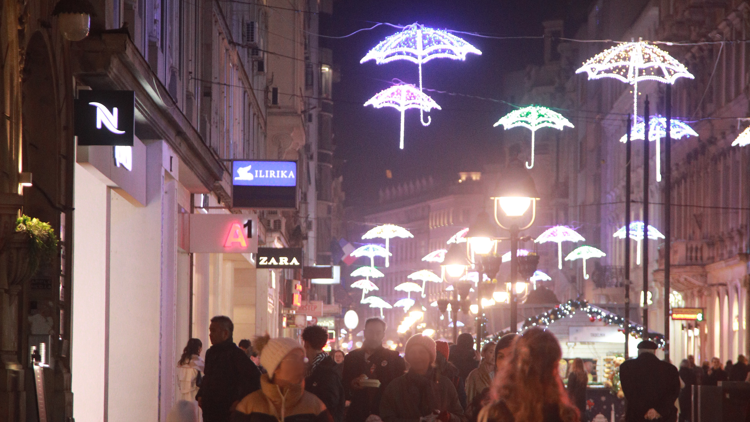 Sve žene u redu za kabinu u Zari drže u rukama istu stvar: Ovo je glavni mikrotrend praznične sezone