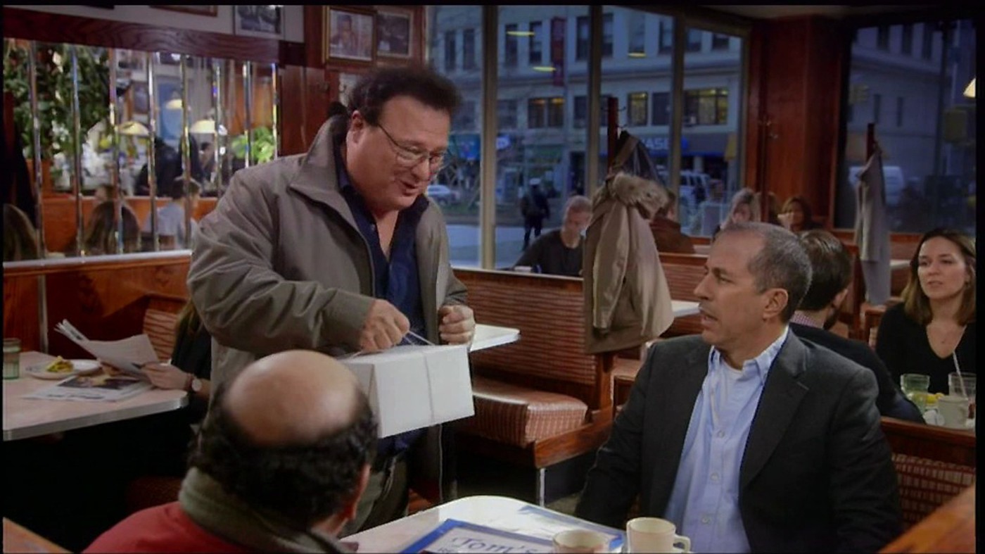 Sećate li se iritantnog poštara iz Sajnfelda? Drastično je smršao i kladimo se da ga niste prepoznali 2 Sećate li se iritantnog poštara iz Sajnfelda? Drastično je smršao i kladimo se da ga niste prepoznali