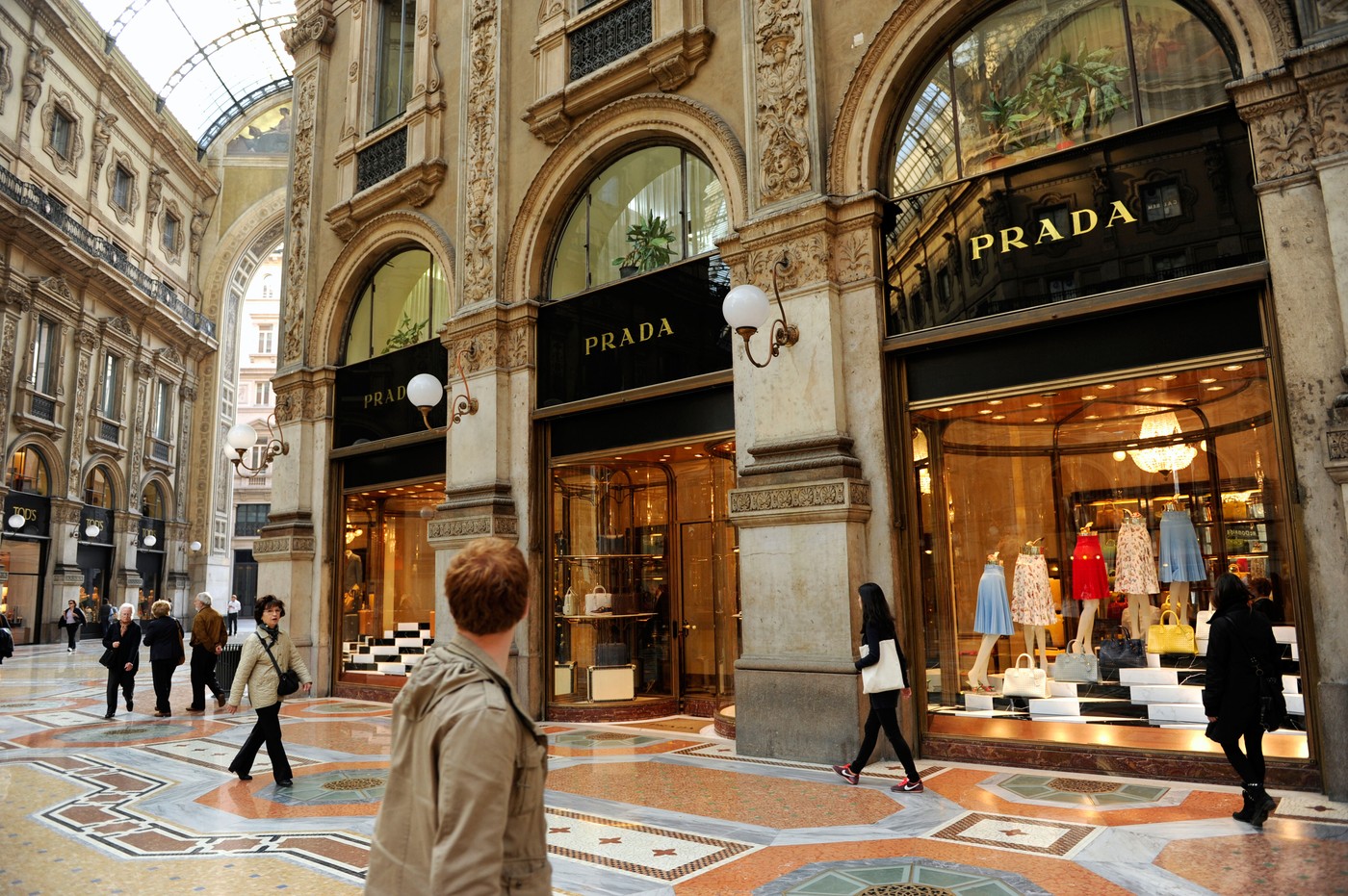 Prada preuzima Versace: Dogovor od 1,25 milijardi evra koji menja svet mode 12 prada