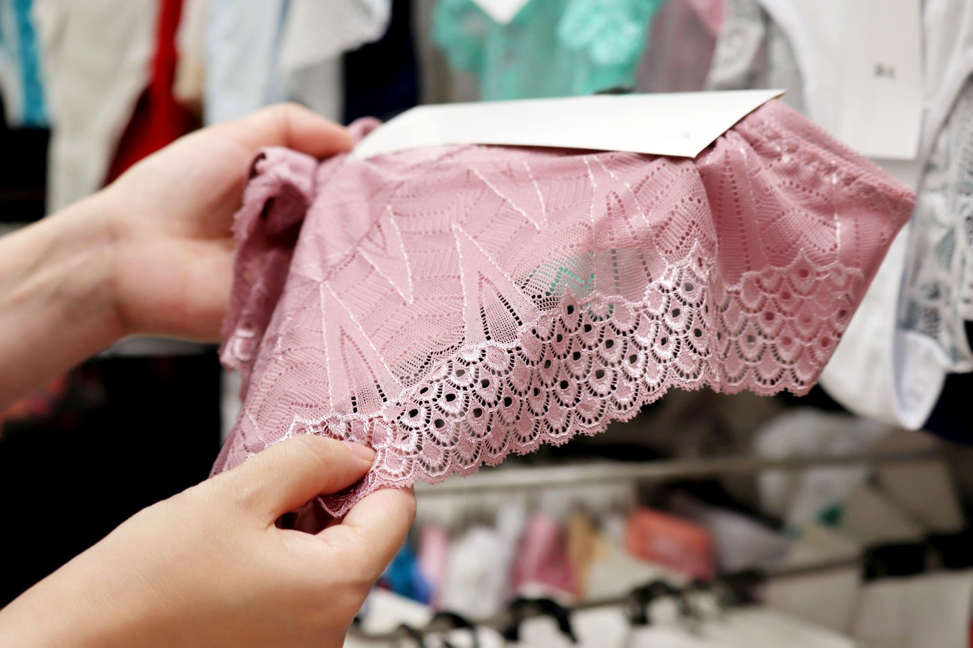 "Zabranjeno pranje": Internet u čudu zbog etikete na ženskom donjem vešu, ali evo prave istine