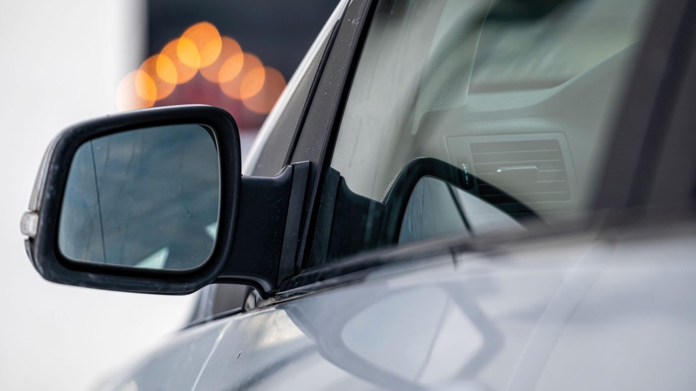 Čemu zapravo služi linija na bočnom retrovizoru? Sitnica koju vozači često ignorišu, a pravi veliku razliku retrovizor