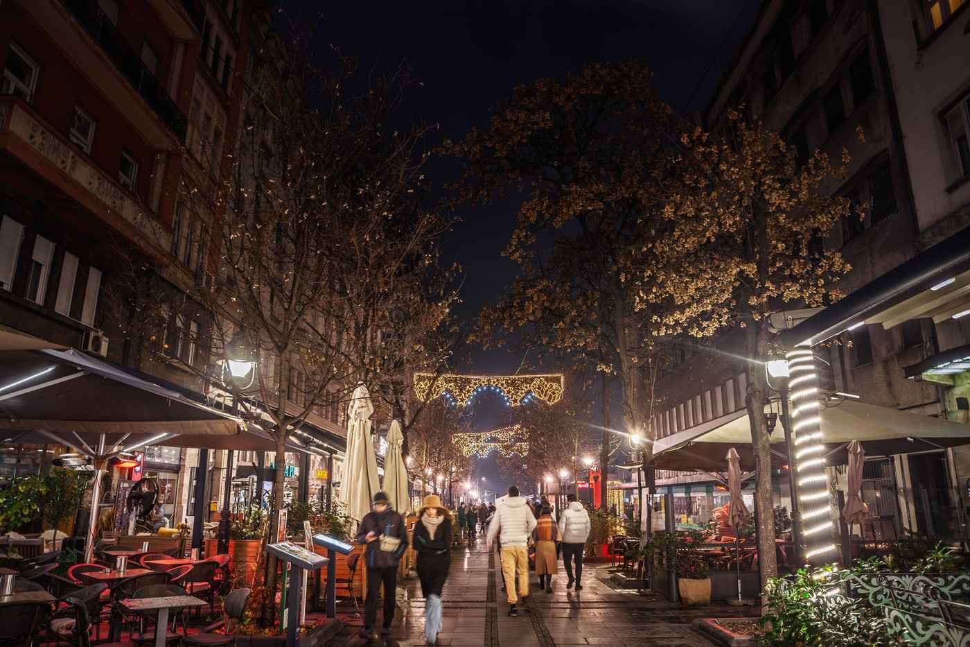 "Vreme je da se vratim u civilizaciju": Devojka iz Londona šokirana dimom u beogradskim kafićima