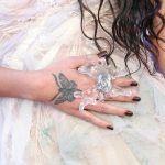 13 zimskih boja za nokte koje će svi nositi ove sezone: Od goth do glam fazona 13 zimskih boja za nokte koje će svi nositi ove sezone: Od goth do glam fazona