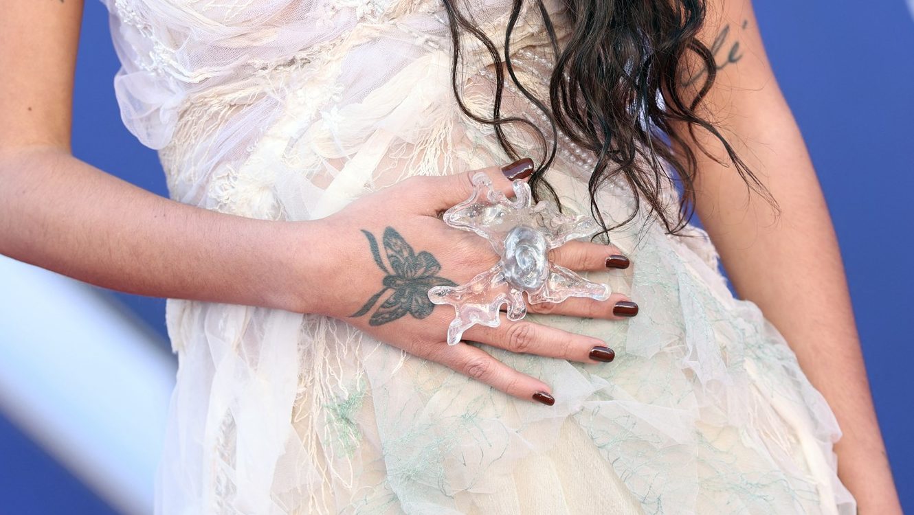 13 zimskih boja za nokte koje će svi nositi ove sezone: Od goth do glam fazona