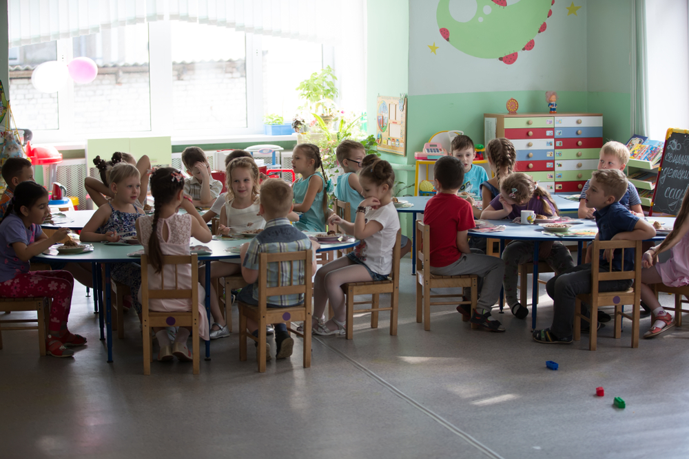 Šoljice iz kojih smo nekada pili u vrtiću danas su viralne iz potpuno neočekivanih razloga.