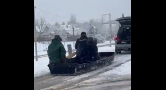 “Živeće ovaj narod”: Scena iz Futoga sa snega o kojoj se danima priča na mrežama "Živeće ovaj narod": Scena iz Futoga sa snega o kojoj se danima priča na mrežama