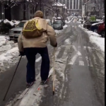 Ulicama Beograda skoro je nemoguće hodati i zato ovaj čovek skija po gradu