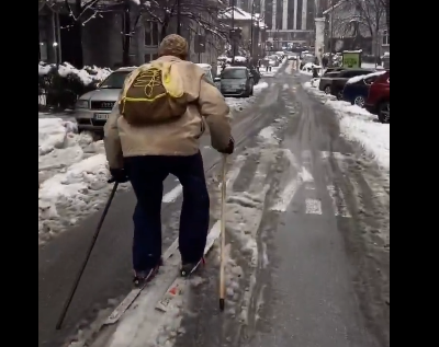 Ulicama Beograda skoro je nemoguće hodati i zato ovaj čovek skija po gradu