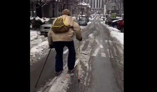 Ulicama Beograda skoro je nemoguće hodati i zato ovaj čovek skija po gradu Ulicama Beograda skoro je nemoguće hodati i zato ovaj čovek skija po gradu