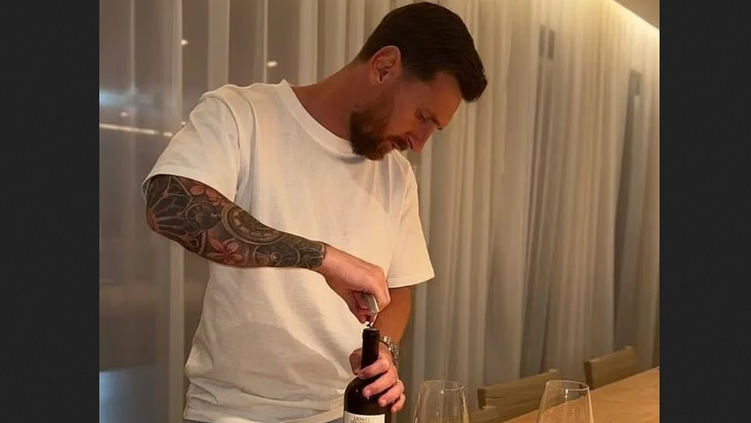 "Tako se brže napijem": Mesi pokazao sa kojim čudnim napitkom meša vino i postao miljenik interneta