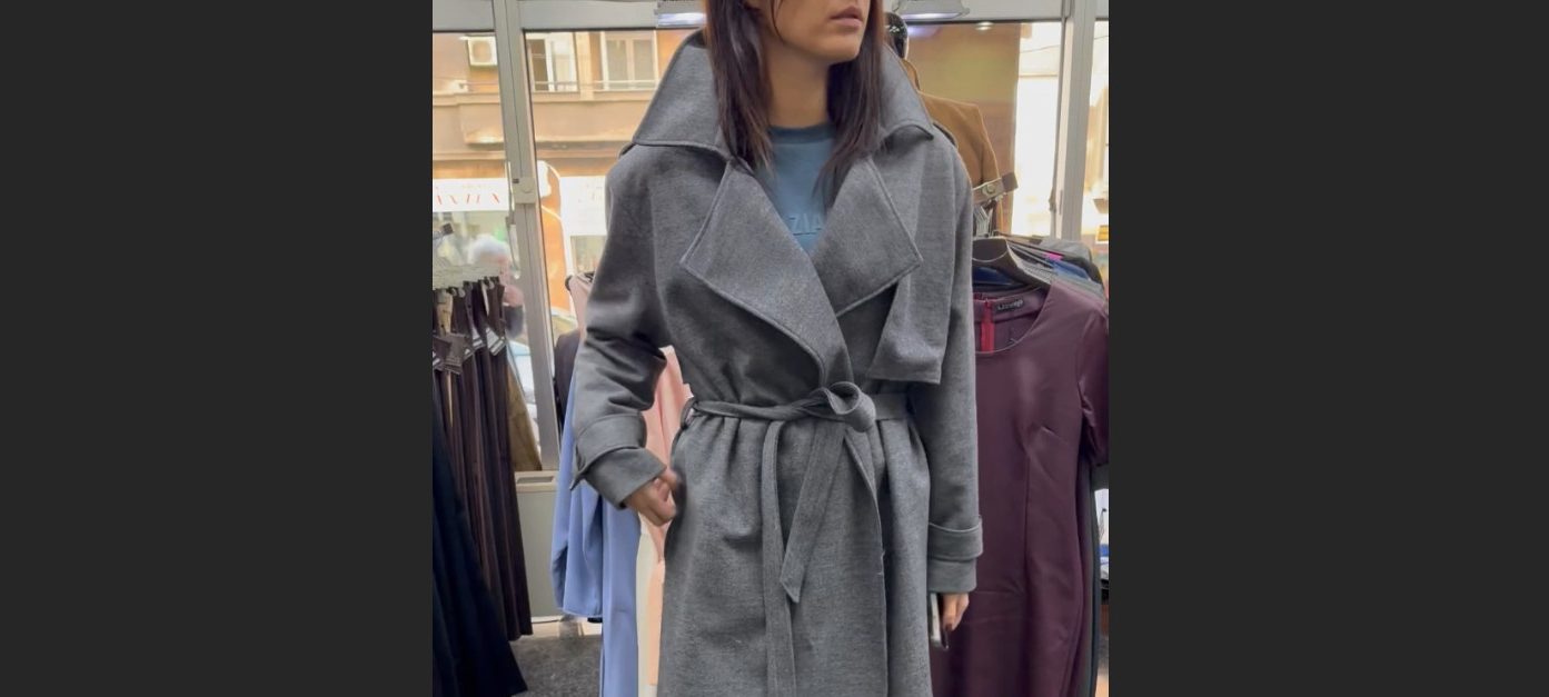 Neupadljiv izlog na Vračaru iza kog se kriju najkvalitetniji kaputi: Greju, traju i izgledaju dobro, a cena kao iz Zare