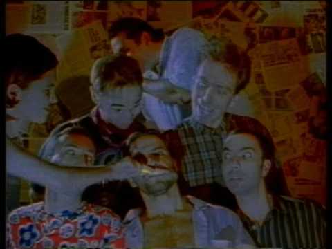 O ovoj pesmi svaka kuća, zgrada i ulaz u ovom gradu imaju teoriju o kome je grad