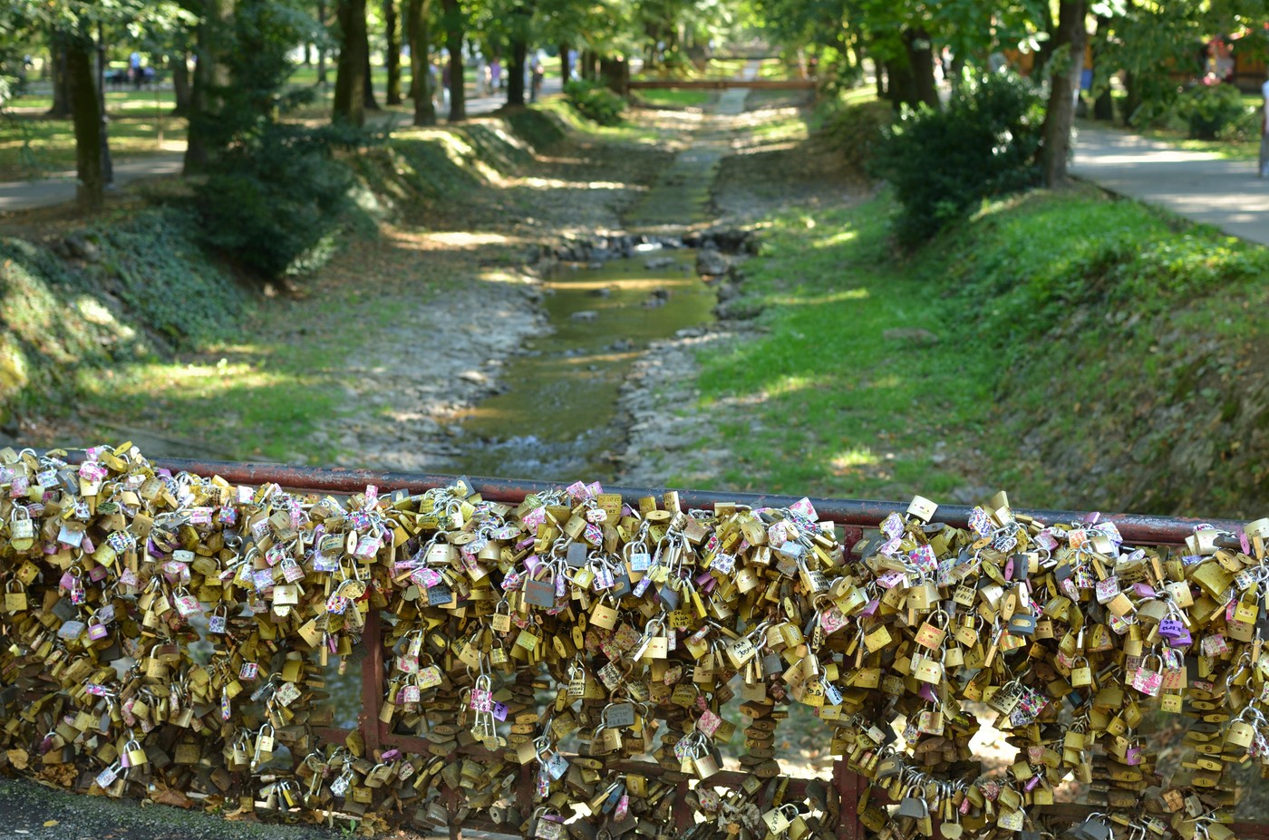 Priča koja se krije iza Mosta ljubavi u Vrnjačkoj Banji je tužna i dirljiva, a meštani je i danas prepričavaju