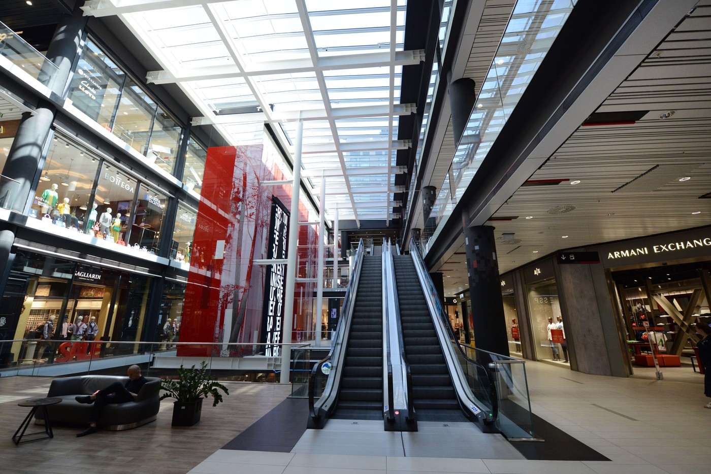 U ovoj prodavnici oblačile su se sve devojke dvehiljaditih: Mi smo je posetili danas i naleteli na odlična sniženja