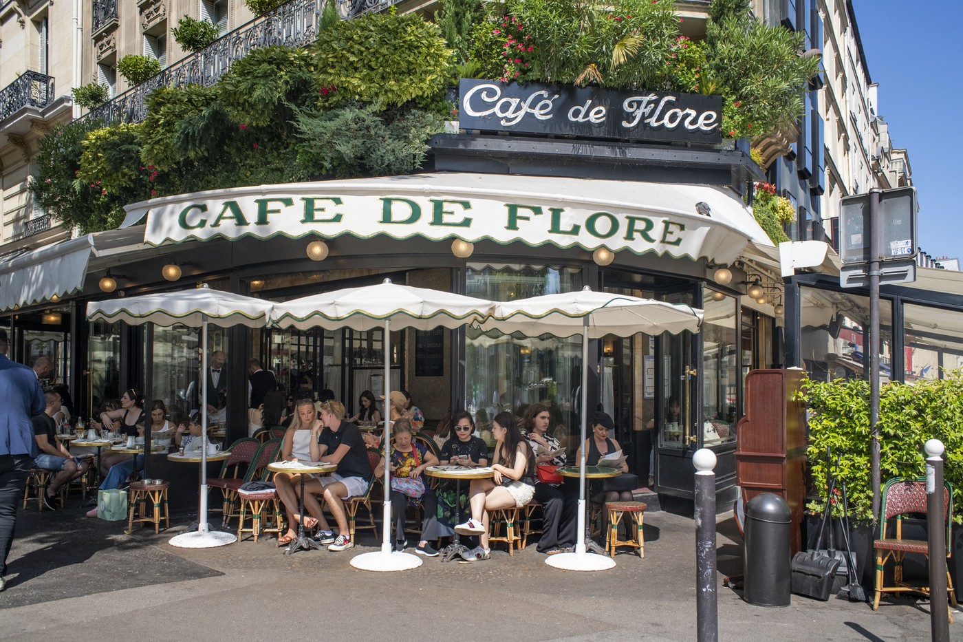 Kafić u Parizu u koji ljudi dolaze da napišu pisma koja će im stići na adresu tek za 5 godina