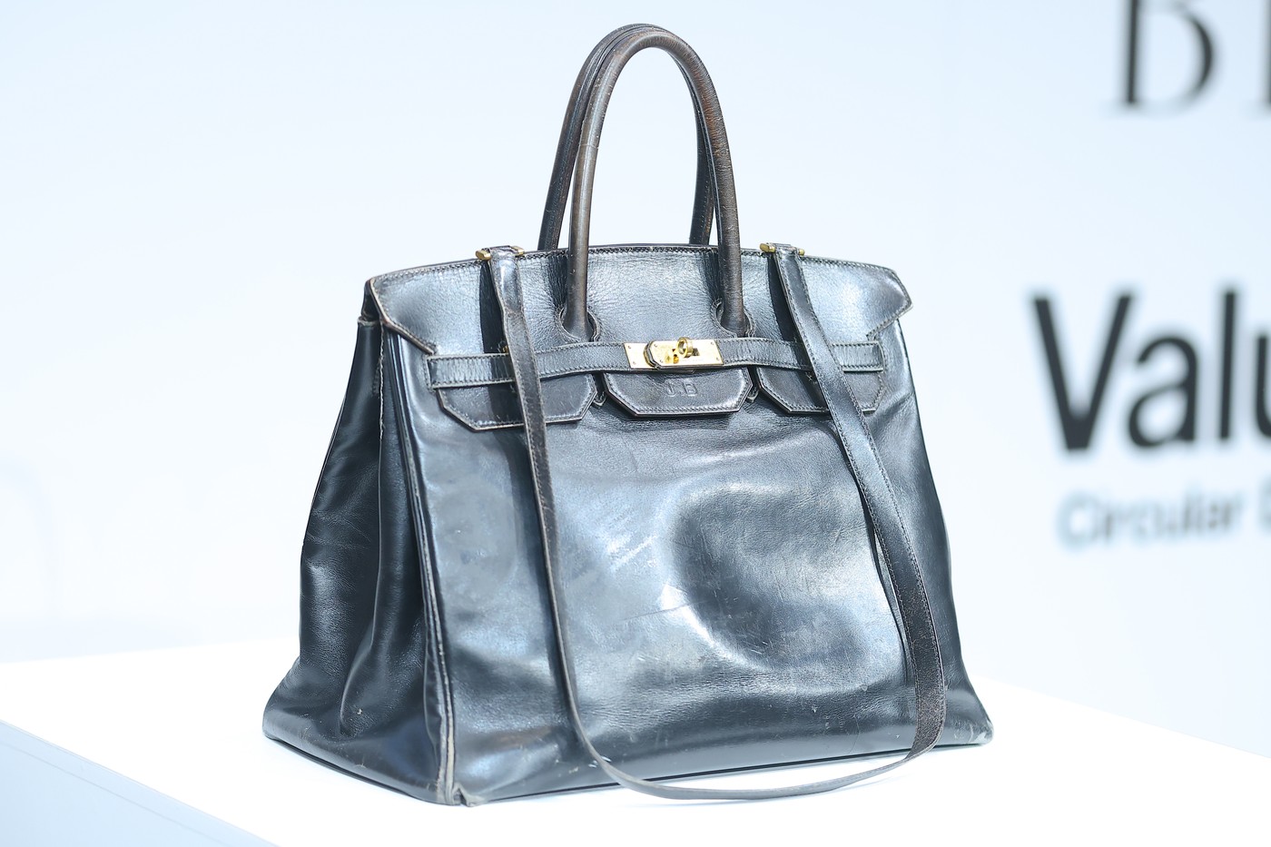 Torba koja u Srbiji krije komplekse i vrišti „znaš li ti ko sam?“