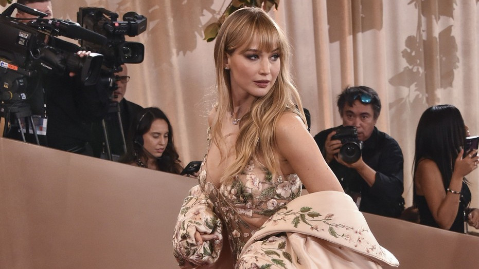 Dve Dženifer, dve "gole" haljine: Slavne imenjakinje bile su glavna atrakcija na crvenom tepihu