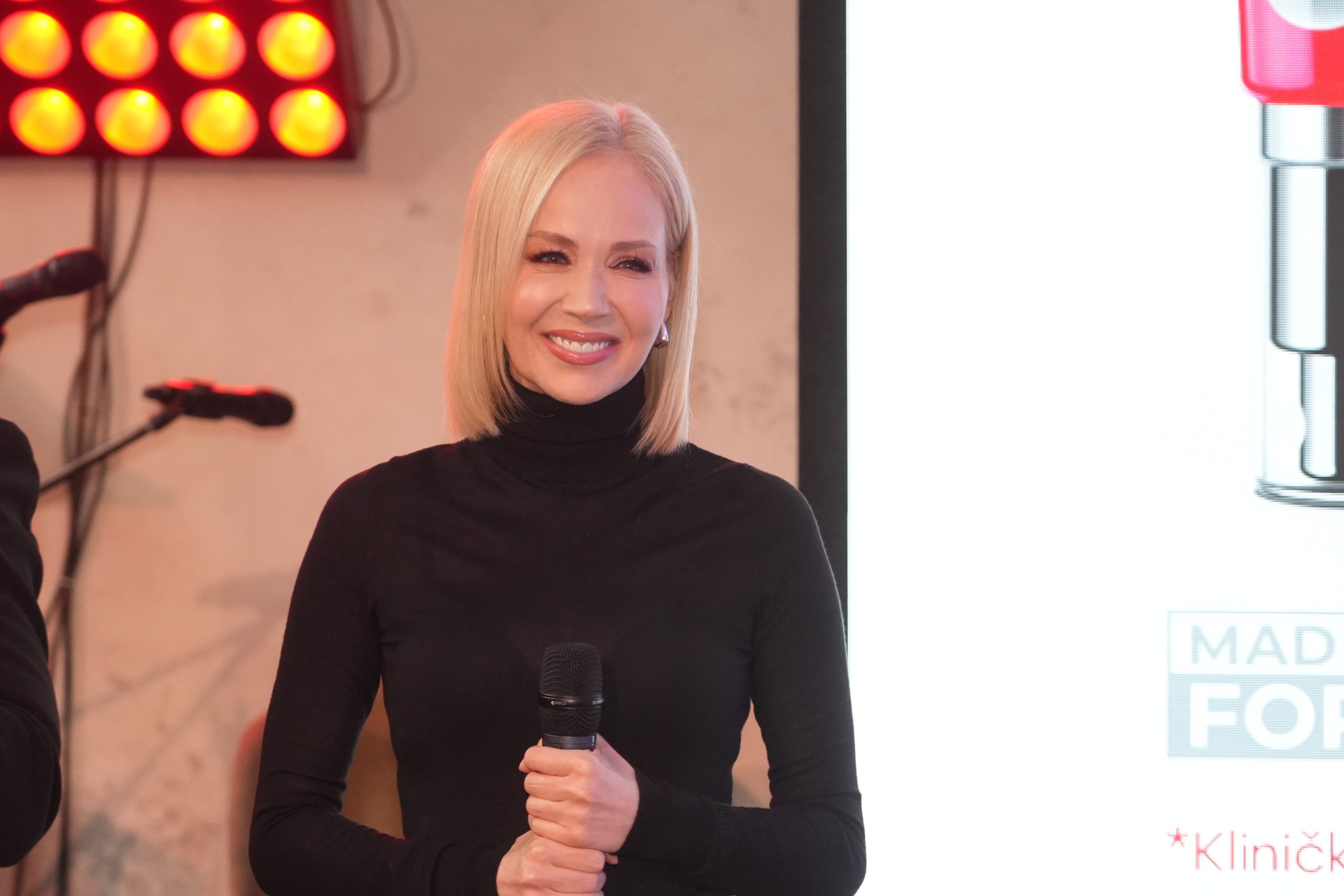 Jelena Rozga nosi cipele o kojima priča ceo modni svet, a mi smo pronašli pristupačnu verziju