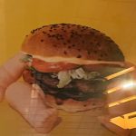 "Potpuno neukusno, neprihvatljivo i uvredljivo. Zgrožena sam": Slika na zidu restorana u Ljubljani izazvala buru na mrežama