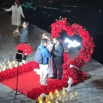 Od Pepeljugine kočije do copy-paste scena: Prosidbe u Parizu cvetaju kao biznis, dok im se TikTok podsmeva 14 Od Pepeljugine kočije do copy-paste scena: Prosidbe u Parizu cvetaju kao biznis, dok im se TikTok podsmeva