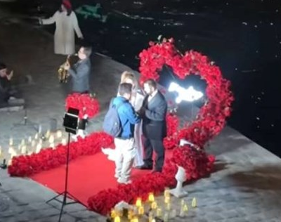 Od Pepeljugine kočije do copy-paste scena: Prosidbe u Parizu cvetaju kao biznis, dok im se TikTok podsmeva