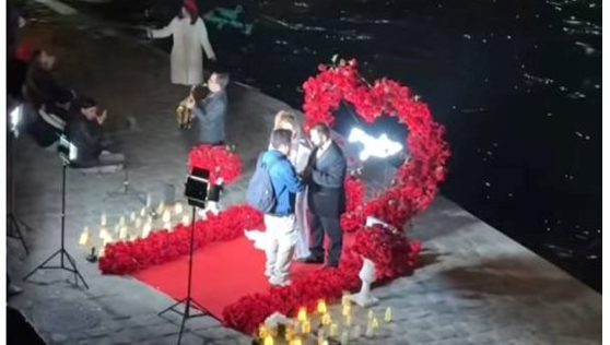 Od Pepeljugine kočije do copy-paste scena: Prosidbe u Parizu cvetaju kao biznis, dok im se TikTok podsmeva