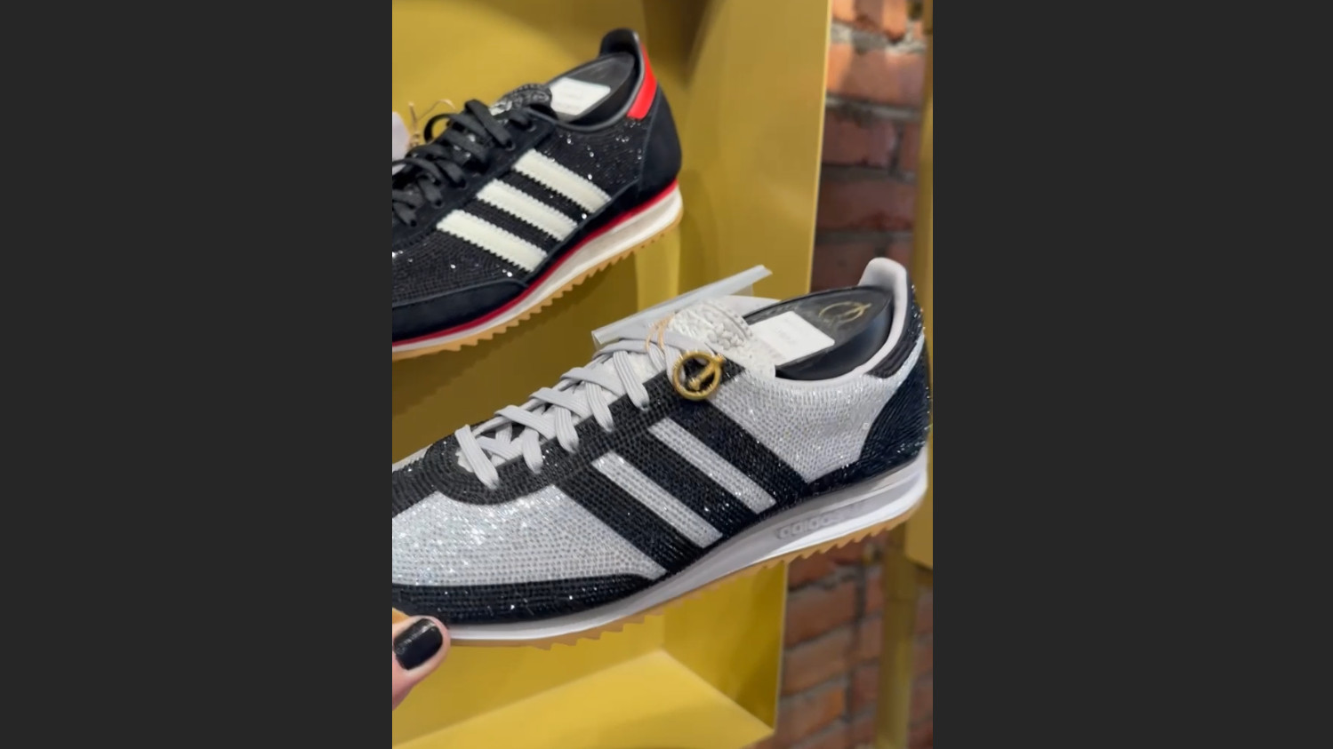 Viralne patike sa cirkonima stigle u Beograd! Evo kako najglamurozniji adidas model izgleda uživo