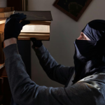 Nikada ne skrivajte dragocenosti na ovih 5 mesta: Tu lopovi prvo gledaju 9 lopovi