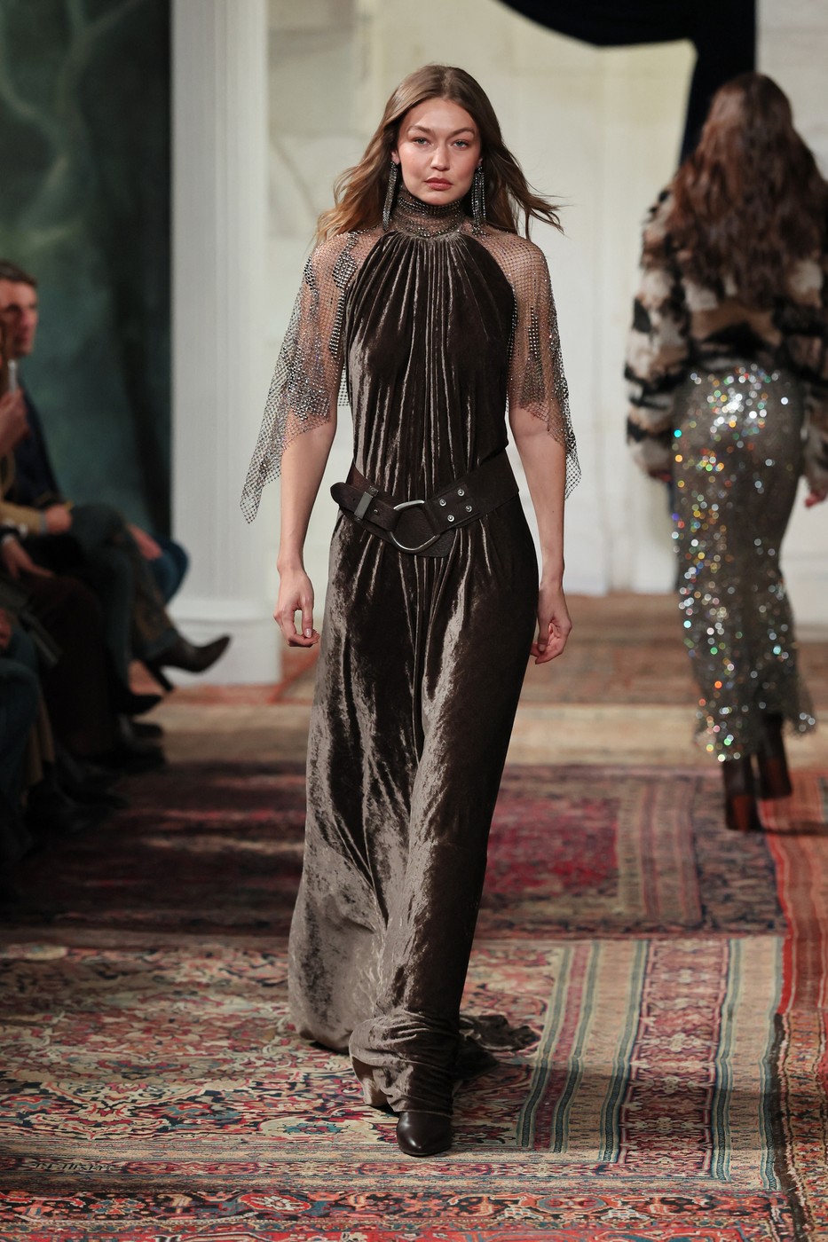 Ralf Loren otvorio Nedelju mode u Njujorku: Điđi Hadid kao Jovanka Orleanka koja je pošla na poslovni ručak