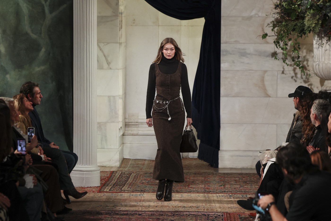 Ralf Loren otvorio Nedelju mode u Njujorku: Điđi Hadid kao Jovanka Orleanka koja je pošla na poslovni ručak