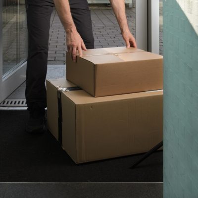 Mučite se sa dostavljačima? Stanari zgrade u Osijeku imaju rešenje koje bismo svi voleli da iskopiramo