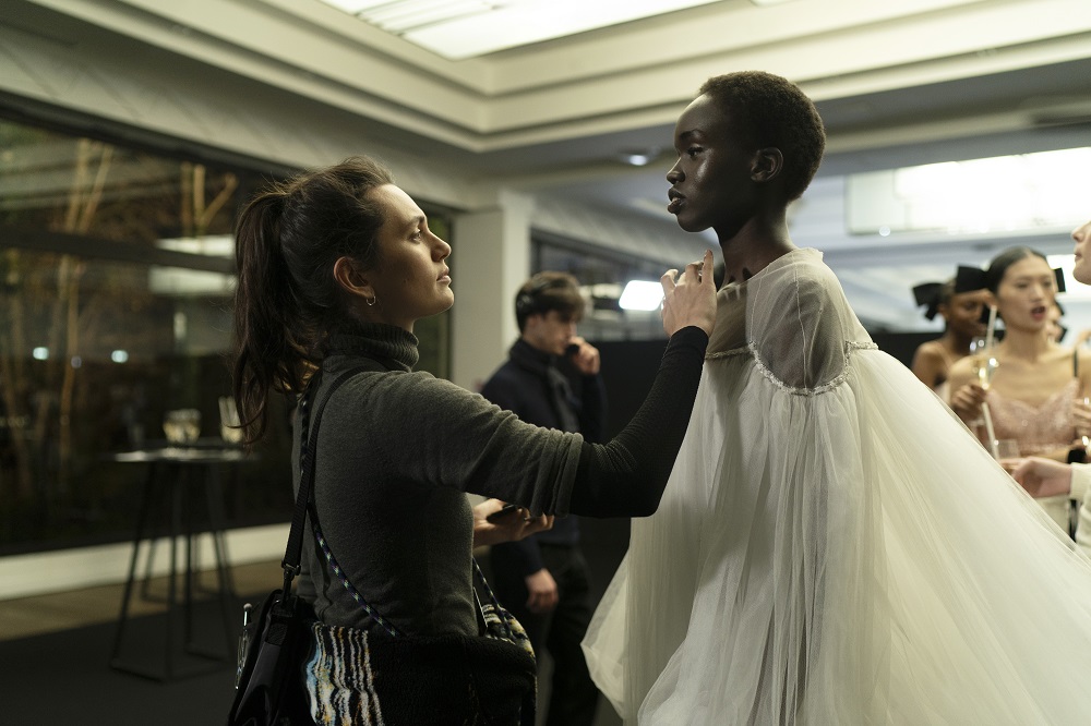 „Couture": Novi film sa Anđelinom Džoli u glavnoj ulozi od 8. marta na bioskopskom platnu 2 „Couture": Novi film sa Anđelinom Džoli u glavnoj ulozi od 8. marta na bioskopskom platnu