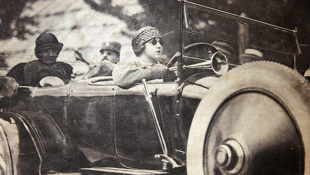 Prva žena u Jugoslaviji koja je vozila auto, nosila patike uz krunu, i bila modna ikona Beograda između dva rata