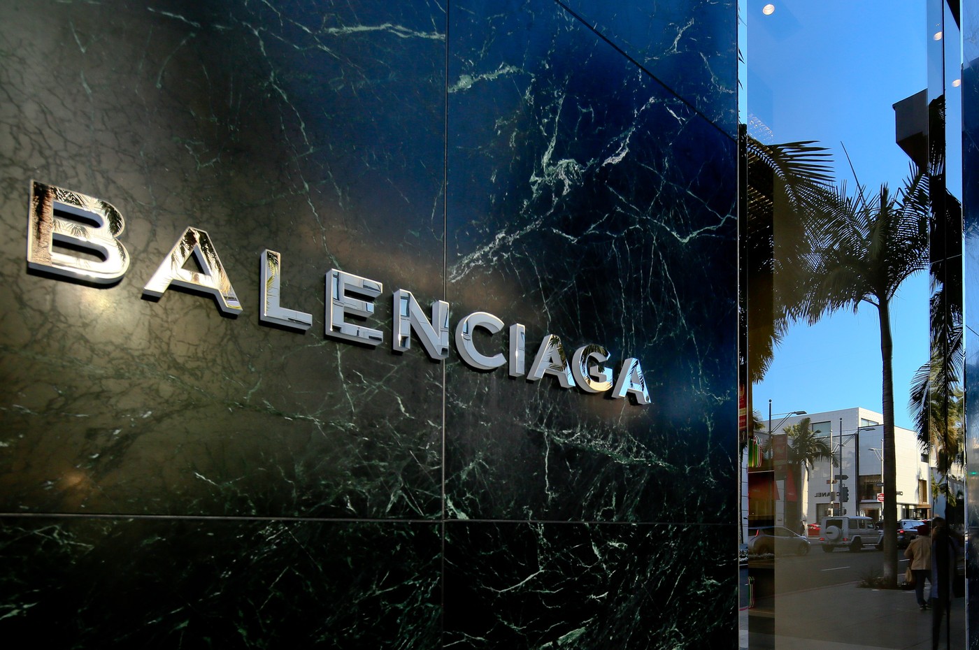 Balenciaga prodaje običnu providnu kesu za 1.790 evra: Pola interneta je kupuje, pola se drži za glavu