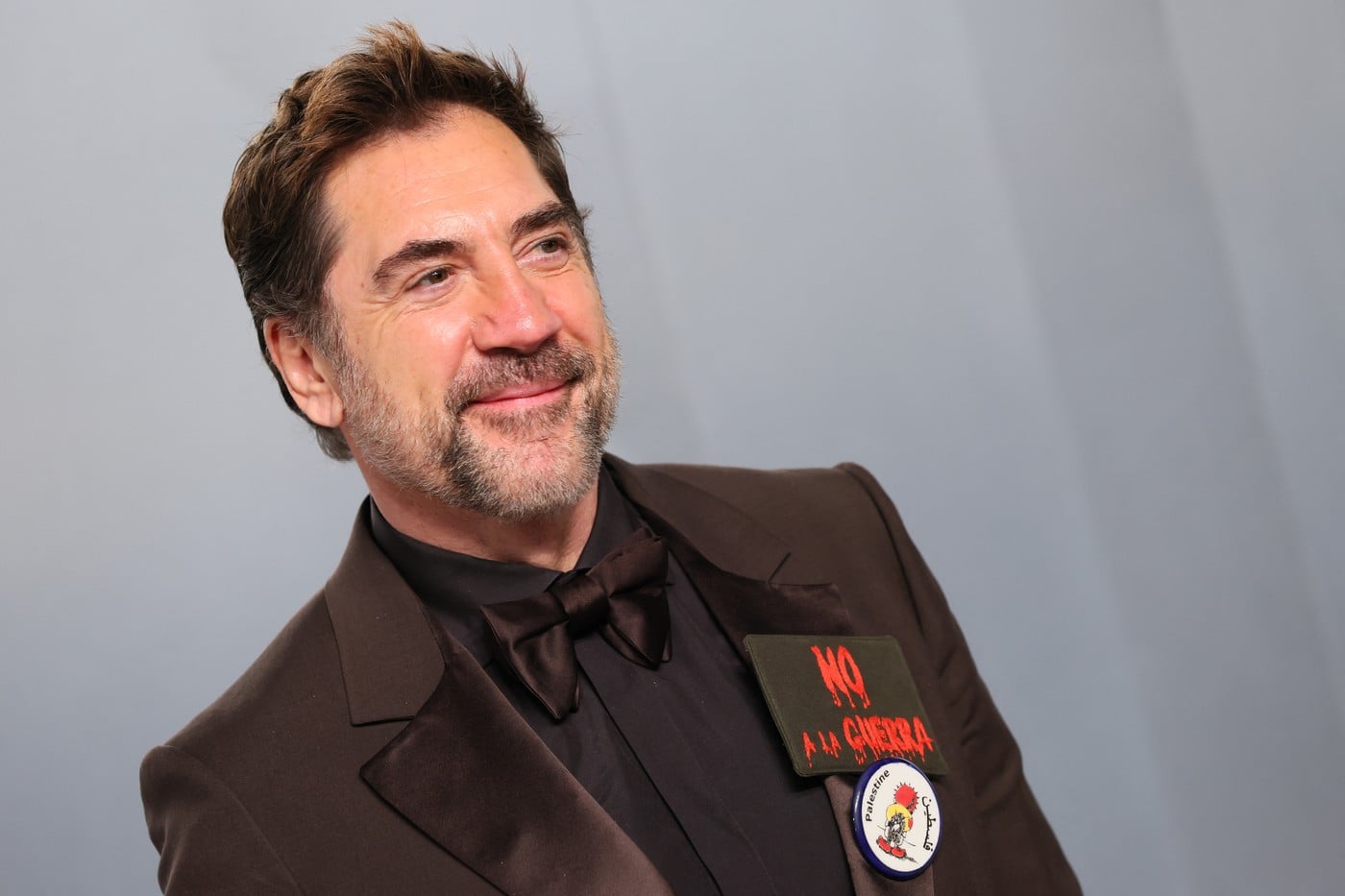 Šta piše na crvenom bedžu koji je Havijer Bardem nosio na dodeli Oskara