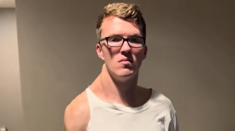 Mesecima je vežbao samo jedan biceps i sada izgleda baš čudno