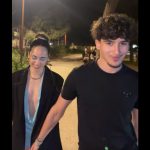 Zašto se svi na TikToku snimaju kako hodaju prema kameri i pevaju o Pablu Eskobaru