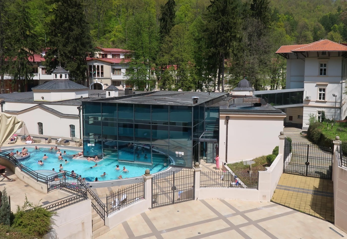 Skrivena u šumi, sa termalnim bazenima, idealna za vikend beg: Banja koju nazivaju "Islandom u Srbiji"