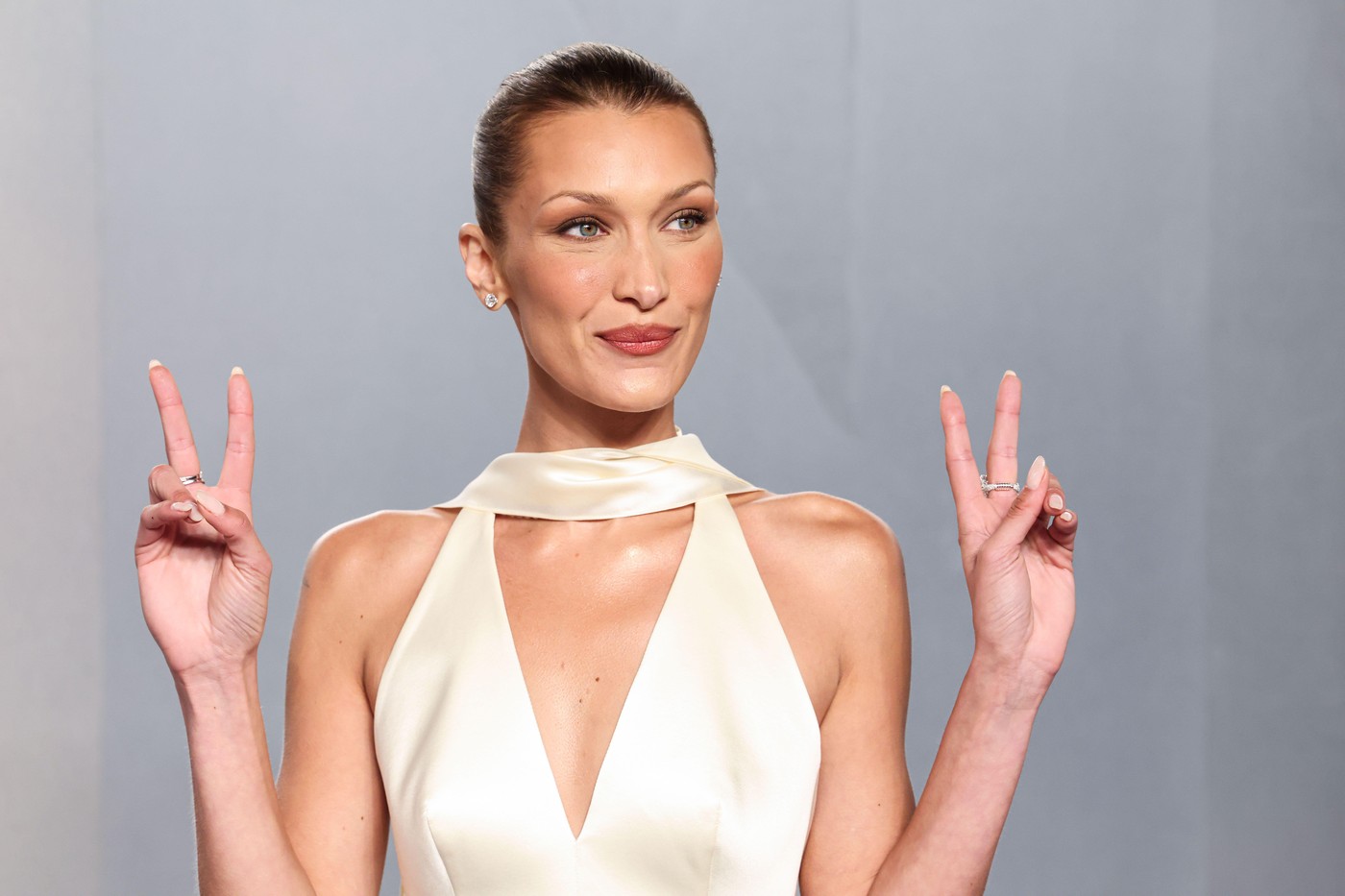 Bela satenska suknja koja je bila hit devedesetih, ponovo je u trendu, a evo kako se danas nosi